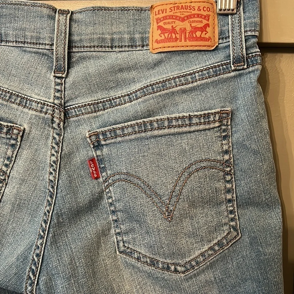 Levi's Mid-Length Women's Shorts Denim Jean Shorts Medium Wash Size 26